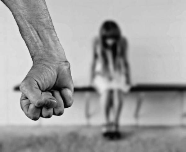 15-yr-old raped by helper in bus; driver stands guard outside vehicle 15-yr-old raped by helper in bus; driver stands guard outside vehicle