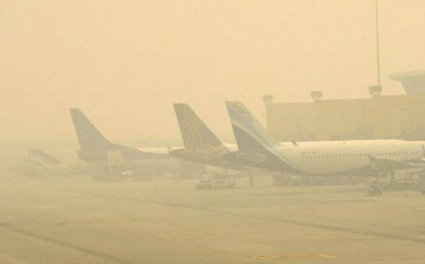 3 flights diverted due to fog at Delhi airport 3 flights diverted due to fog at Delhi airport