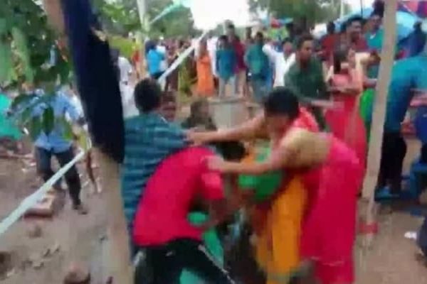 3 Injured As Bride And Groom's Families Throw Chairs At Telangana Wedding News Image