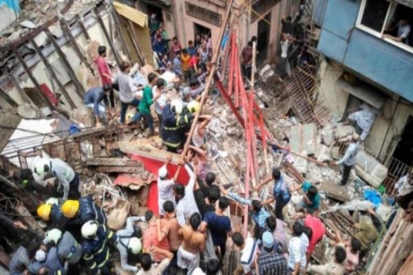 5 injured as flat's ceiling collapses in Andheri 5 injured as flat's ceiling collapses in Andheri