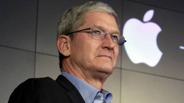 Apple CEO Tim Cook's Pay Dropped 26% in 2019 Apple CEO Tim Cook's Pay Dropped 26% in 2019