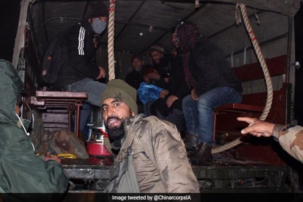 Army Rescues 350 Tourists, Locals Stranded At Zojila Pass News Image