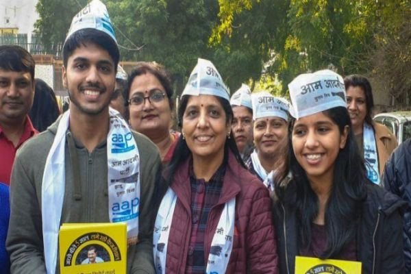 Arvind Kejriwal's wife Sunita thanks Delhi for birthday gift Arvind Kejriwal's wife Sunita thanks Delhi for birthday gift
