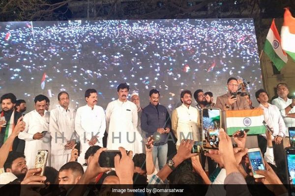 Asaduddin Owaisi Reads Out Preamble To The Constitution At Mumbai Rally Asaduddin Owaisi Reads Out Preamble To The Constitution At Mumbai Rally
