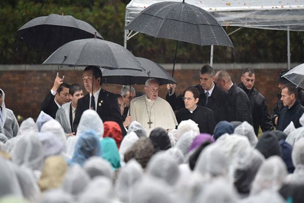 At Nagasaki, Pope Francis Condemns At Nagasaki, Pope Francis Condemns