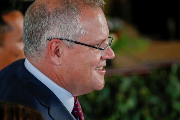 Australian PM apologises for vacation as firefighters killed in huge blazes Australian PM apologises for vacation as firefighters killed in huge blazes
