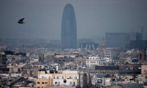 Barcelona bans older, most polluting cars Barcelona bans older, most polluting cars