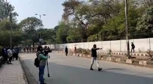 Bullet fired at anti-CAA protesters in Jamia university, one hurt; suspect held News Image