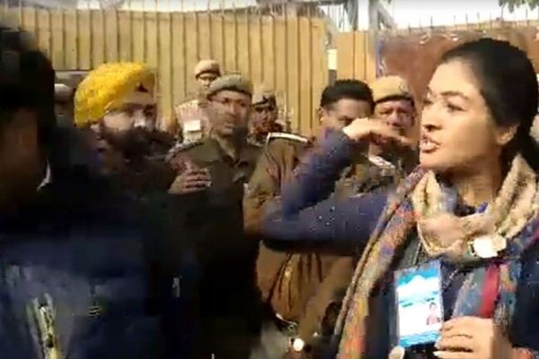 Candidate Alka Lamba's Slap Starts Congress-AAP Fight At Polling Station Candidate Alka Lamba's Slap Starts Congress-AAP Fight At Polling Station
