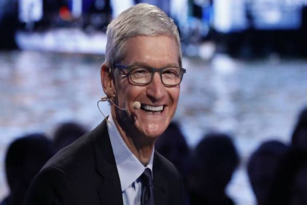 CEO Tim Cook sees pay ebb along with Apple performance CEO Tim Cook sees pay ebb along with Apple performance