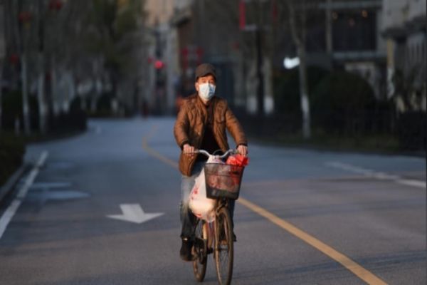 China reports 889 new coronavirus cases, death toll passes 2,200 News Image
