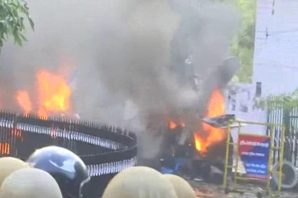 Citizenship Act Protesters In Lucknow Torch Police Post; Tear Gas Used Citizenship Act Protesters In Lucknow Torch Police Post; Tear Gas Used
