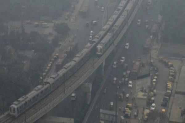 Delhi chokes again as AQI level deteriorates to 'Very Poor' category News Image