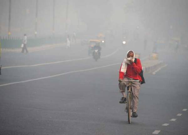 Delhi fog: 5 flights diverted from city, 22 trains delayed Delhi fog: 5 flights diverted from city, 22 trains delayed