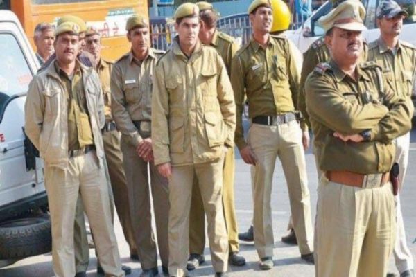 Delhi Police officers meet imams and maulavis, assure them of safety Delhi Police officers meet imams and maulavis, assure them of safety