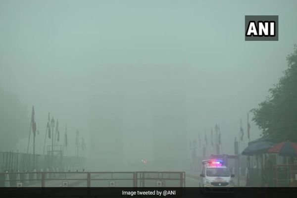 Delhi Wakes Up To Severe Fog; Air, Rail Traffic Disrupted Delhi Wakes Up To Severe Fog; Air, Rail Traffic Disrupted