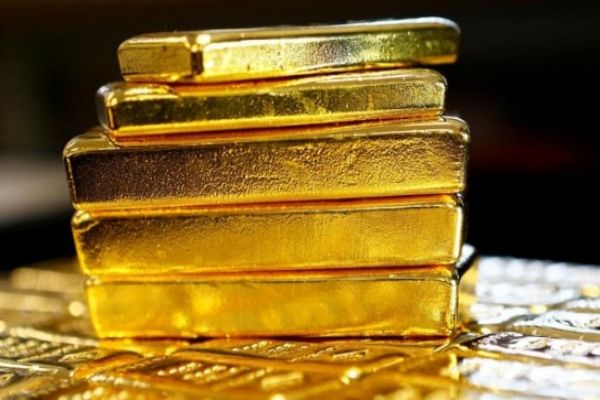 Gold extends fall as investors rush to hoard cash Gold extends fall as investors rush to hoard cash