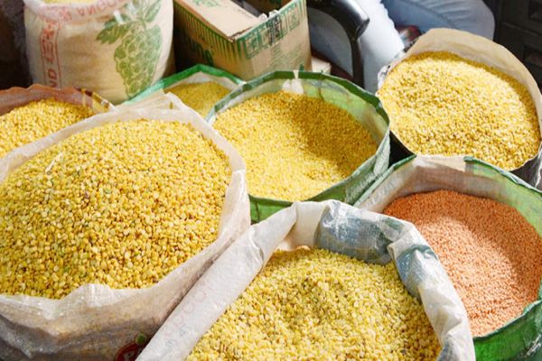 Govt cuts tur dal supplies and increases chana dal for PDS News Image
