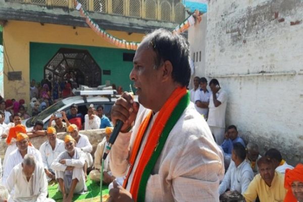 Haryana BJP candidate seeks votes with shoe on his head News Image