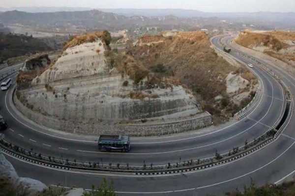 Highway projects worth Rs 2.71 lakh crore hit by delays Highway projects worth Rs 2.71 lakh crore hit by delays