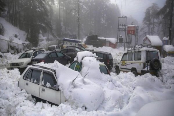 Himachal: Hundreds of tourists stranded near Solang due to heavy snow Himachal: Hundreds of tourists stranded near Solang due to heavy snow
