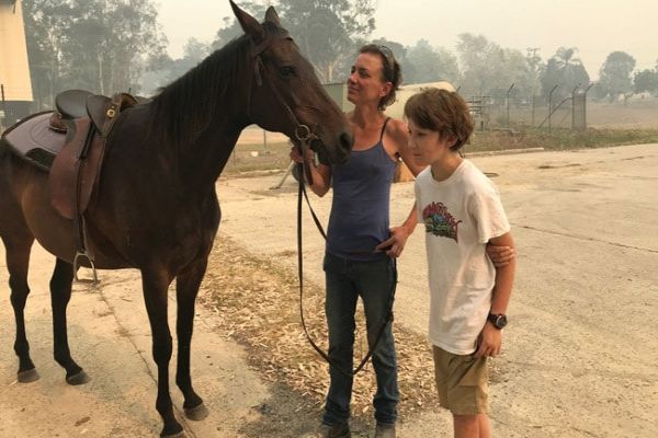 Horse Guides Owner To Safety From Australia's Bushfire Smoke Horse Guides Owner To Safety From Australia's Bushfire Smoke