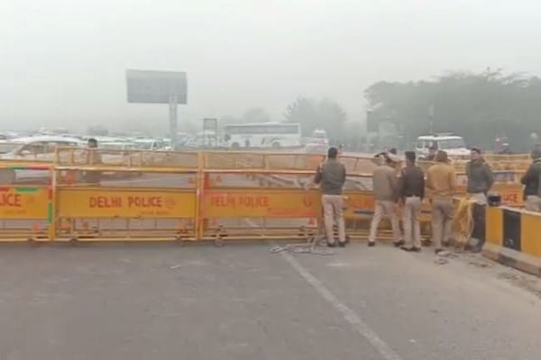 Huge Jam At Delhi-Gurgaon Border, Large Gatherings Banned Near Red Fort Huge Jam At Delhi-Gurgaon Border, Large Gatherings Banned Near Red Fort