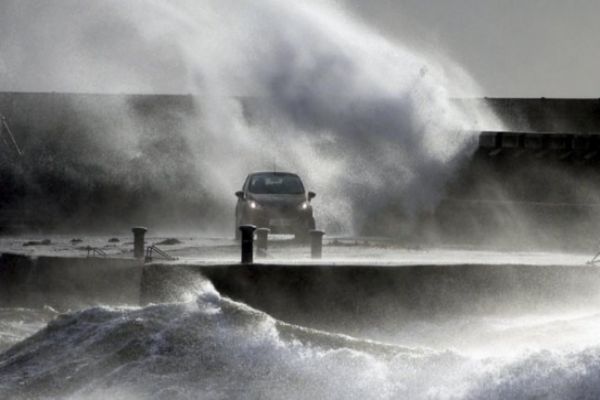 Hurricane-force winds pound UK and Europe, upend travel Hurricane-force winds pound UK and Europe, upend travel