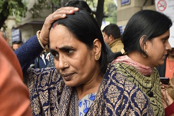 In Court, Convict's Mother Walked To Nirbhaya's Mother And Begged In Court, Convict's Mother Walked To Nirbhaya's Mother And Begged