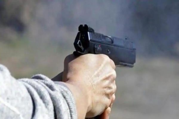 Indian Navy officer robbed at gunpoint in South Mumbai Indian Navy officer robbed at gunpoint in South Mumbai