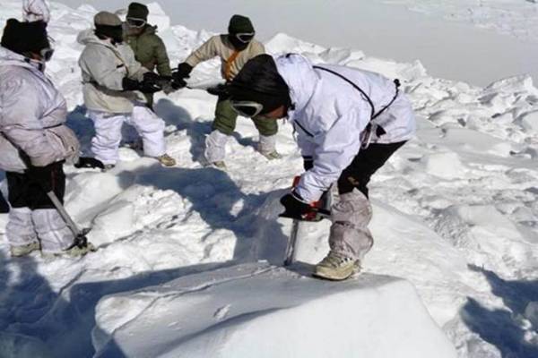 J&K: BSF jawan killed in avalanche along LoC; 6 troops rescued J&K: BSF jawan killed in avalanche along LoC; 6 troops rescued