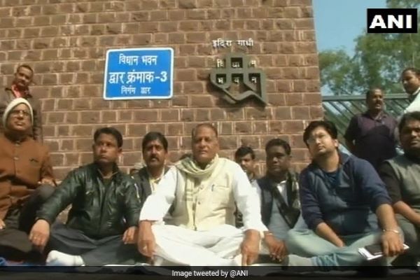 Madhya Pradesh Congress MLA Sits On Dharna Against Own Goverment Madhya Pradesh Congress MLA Sits On Dharna Against Own Goverment