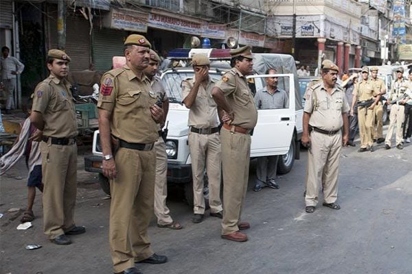 Man Arrested While Trying To Escape After Snatching Mobile, Cash In Delhi Man Arrested While Trying To Escape After Snatching Mobile, Cash In Delhi