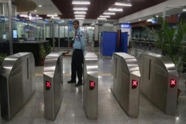Man kills 2 kids, commits suicide by jumping in front of Delhi Metro train Man kills 2 kids, commits suicide by jumping in front of Delhi Metro train