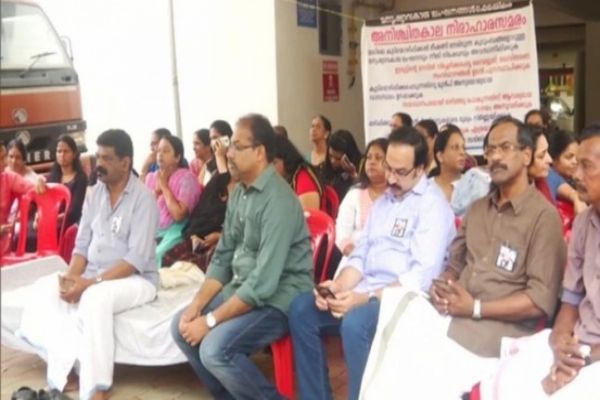 Maradu flat residents begin hunger strike against their eviction News Image