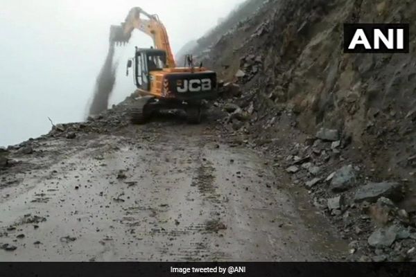 More Landslides On Jammu-Srinagar Highway, Over 7,000 Vehicles Stranded More Landslides On Jammu-Srinagar Highway, Over 7,000 Vehicles Stranded