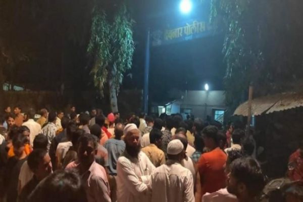 Mumbai: Police stops sit-in against CAA in Deonar, detains women Mumbai: Police stops sit-in against CAA in Deonar, detains women