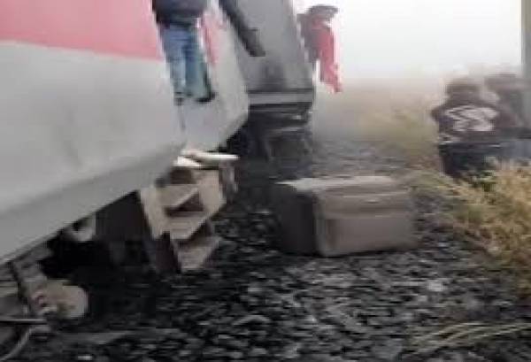 Mumbai-Bhubaneswar train derails near Cuttack, 20 injured Mumbai-Bhubaneswar train derails near Cuttack, 20 injured