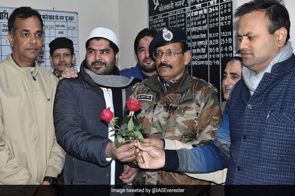 Muslims Offer Roses To UP Police After Friday Prayers Muslims Offer Roses To UP Police After Friday Prayers