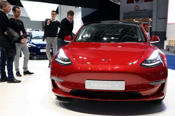 NFL players trade in gas-guzzling SUVs for all-electric Teslas NFL players trade in gas-guzzling SUVs for all-electric Teslas