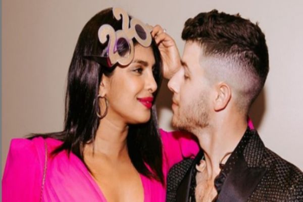 Nick Jonas & Priyanka can't take their eyes off each other in new pic Nick Jonas & Priyanka can't take their eyes off each other in new pic