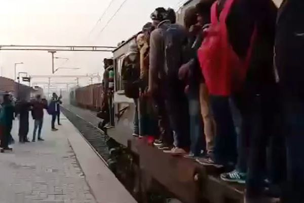 Not Enough Trains, Police Exam Candidates Throw Stones At Rajdhani Not Enough Trains, Police Exam Candidates Throw Stones At Rajdhani