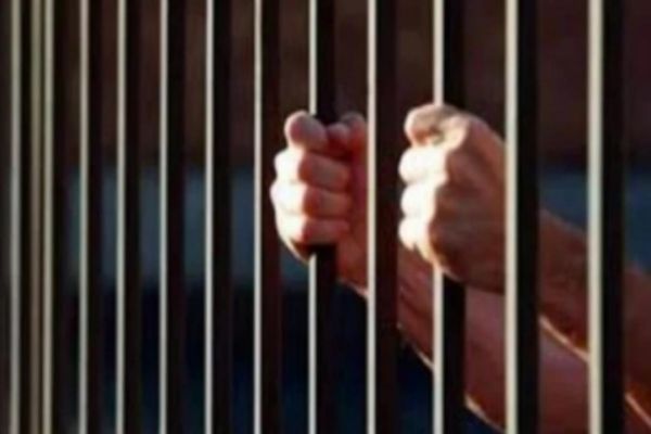 Official thrashed as prisoners turn violent in West Bengal's Baruipur jail Official thrashed as prisoners turn violent in West Bengal's Baruipur jail