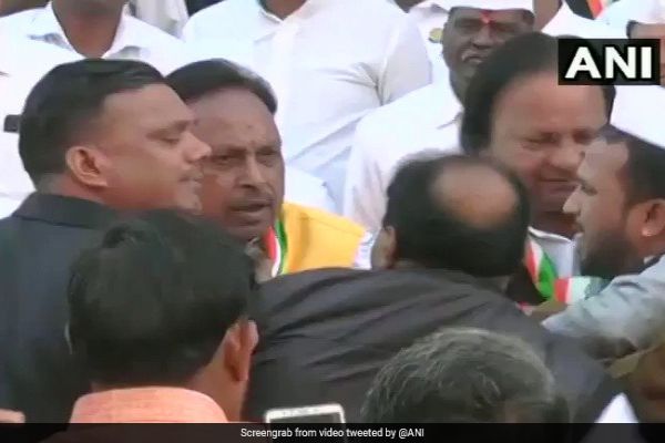 On Camera, Madhya Pradesh Congress Leaders Fight At Republic Day Event On Camera, Madhya Pradesh Congress Leaders Fight At Republic Day Event