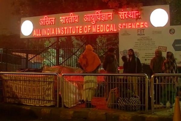 Patients Outside AIIMS Suffer In Delhi's Coldest December Since 1901 Patients Outside AIIMS Suffer In Delhi's Coldest December Since 1901