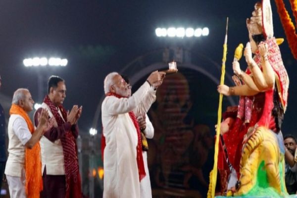 PM Narendra Modi performs aarti of Goddess Amba, visits garba venue News Image