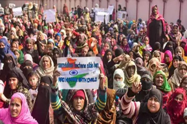 Police fire tear gas shells as anti-CAA protesters turn violent in Aligarh Police fire tear gas shells as anti-CAA protesters turn violent in Aligarh