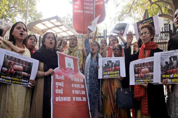 Rahul Gandhi takes dig at BJP over cooking gas price hike, calls for rollback Rahul Gandhi takes dig at BJP over cooking gas price hike, calls for rollback
