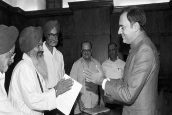 Rahul remembers Rajiv Gandhi's contribution in strengthening India News Image