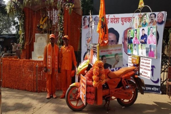 Sainik forever: Uddhav and Rajs father comes to attend Shivaji Park ceremony News Image